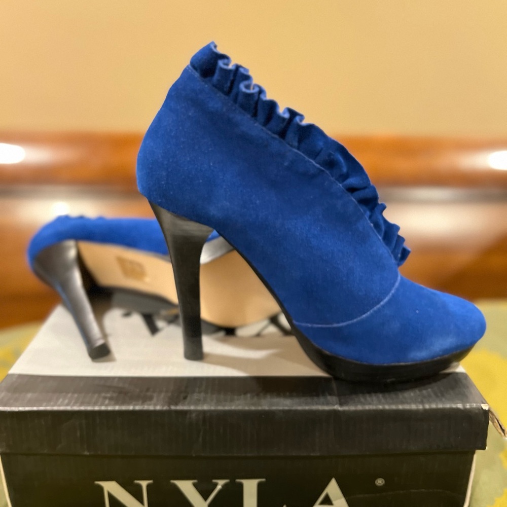 Blue pumps